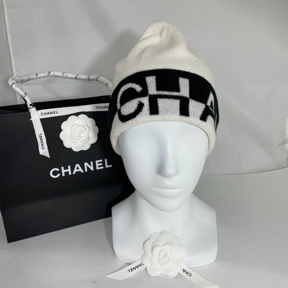 CHANEL NWB WHITE CASHMERE WITH BLACK SCRIPT WINTER SNOW HAT